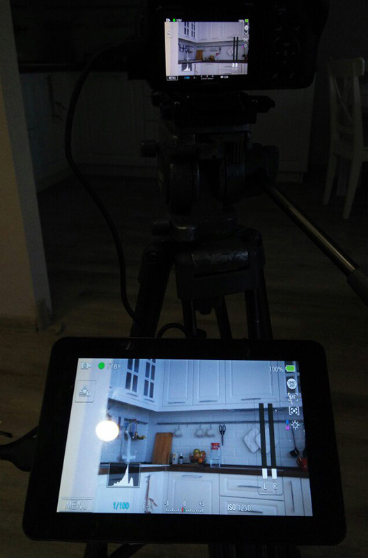 המסך מציג את כל מה שנותן המצלמה באמצעות hdmi, למצלמה שלי (Samsung NX1) יש כמה מצבי תצוגה